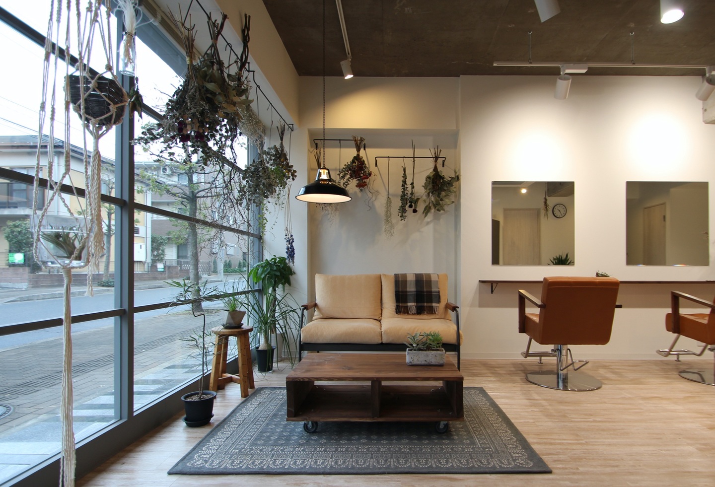 草花に囲まれた美容室の待合